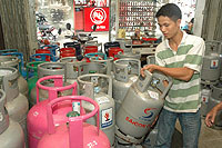 Giá gas thế giới giảm mạnh nhưng giá trong nước vẫn ở mức khoảng 250.000 đồng/bình.